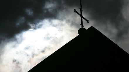 Kreuz im Gegenlicht.