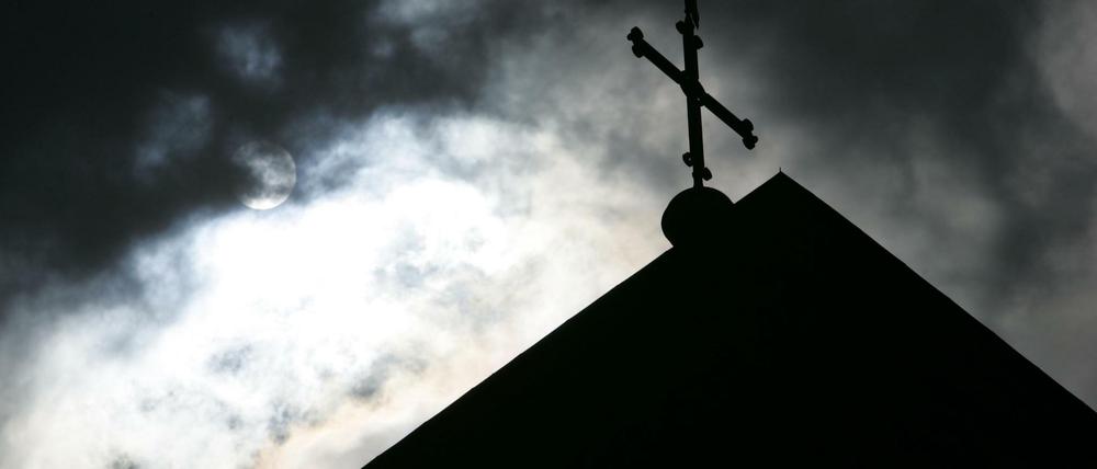 Kreuz im Gegenlicht.