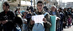 Flüchtlinge in Griechenland. Migranten machen sich in Athen von einem ehemaligen Flughafen, der als Aufnahmelager dient, auf den Weg zum Bahnhof.