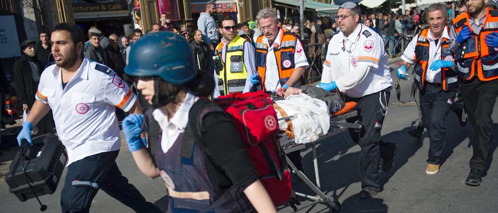 Rettungskräfte bergen eine israelische Polizistin in Jerusalem, die zuvor von Palästinensern mit einem Messer verletzt wurde.