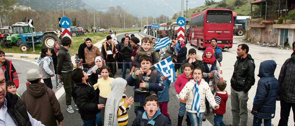 Protest auf der Autobahn. Migranten demonstrieren zwischen Athen und Thessaloniki, weil sie nicht mehr nach Mitteleuropa weiterkommen.