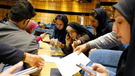 Iranische Journalisten verfolgen die Auszählung.
