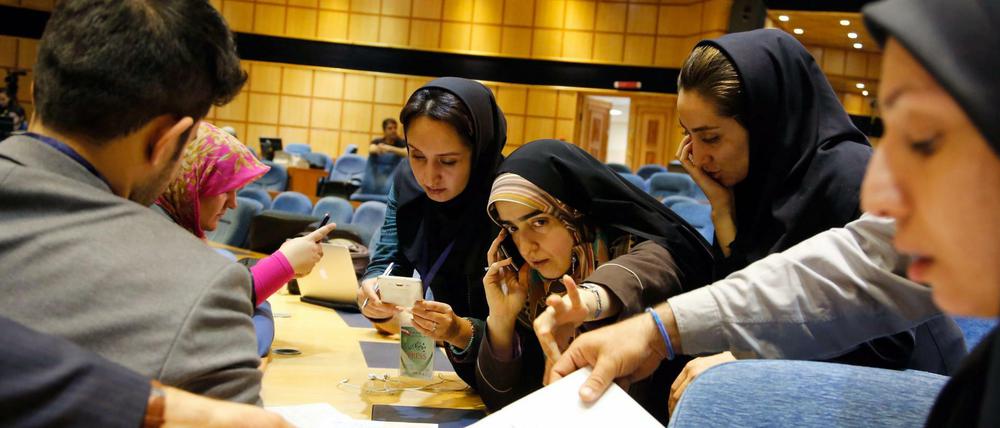 Iranische Journalisten verfolgen die Auszählung.