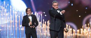 Charles Randolph (L) und Adam McKay nehmen ihre Oscars für das beste adaptierte Drehbuch für "The Big Short" entgegen.