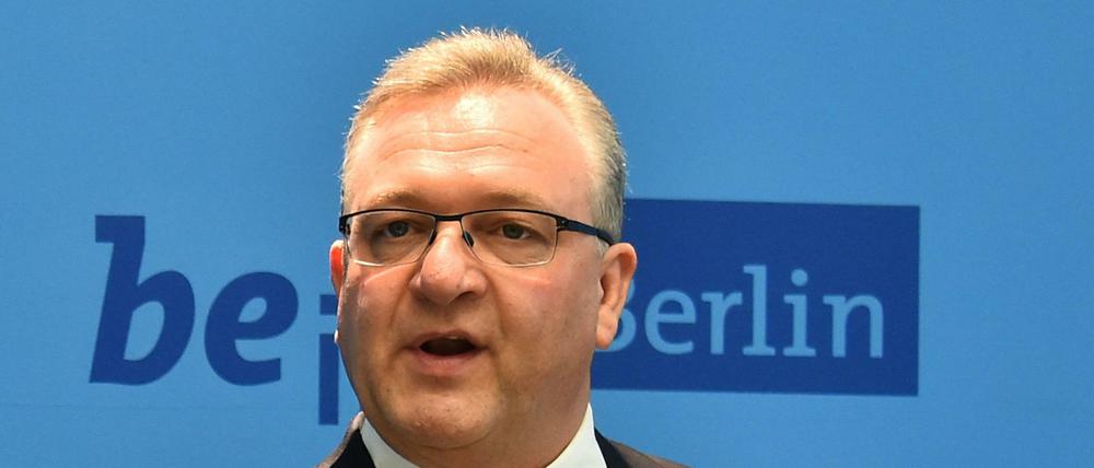Berlins Innensenator Frank Henkel (CDU) bei der Pressekonferenz zur Polizeilichen Kriminalitätsstatistik. 