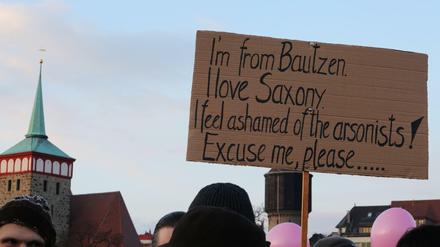 Demonstranten gegen Rassismus auf der Friedensbrücke in Bautzen