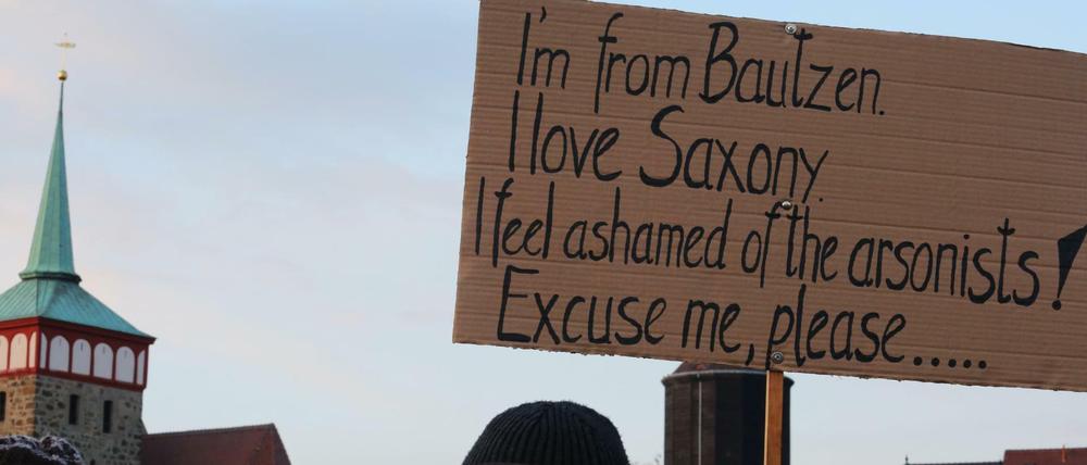 Demonstranten gegen Rassismus auf der Friedensbrücke in Bautzen