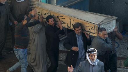 Am Montag gab es erneut einen  IS-Anschlag auf Schiiten im Irak. Auf diesem Bild zu sehen: Trauernde tragen den Sarg eines Opfers des Selbstmordanschlags in Bagdad am Sonntag.