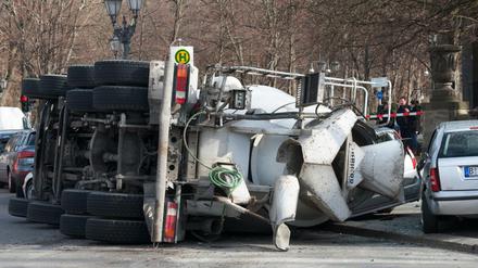 Aus bislang ungeklärten Ursachen war der Lkw im Kreisverkehr an der Siegessäule auf die Seite gekippt. 