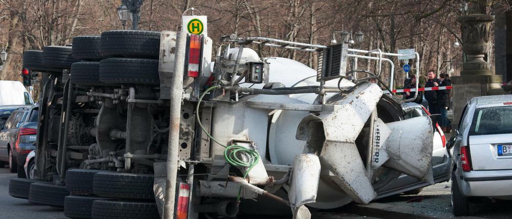 Aus bislang ungeklärten Ursachen war der Lkw im Kreisverkehr an der Siegessäule auf die Seite gekippt. 