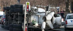 Aus bislang ungeklärten Ursachen war der Lkw im Kreisverkehr an der Siegessäule auf die Seite gekippt.