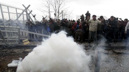 An der Grenze zwischen Mazedonien und Griechenland setzte die Polizei Tränengas gegen anstürmende Flüchtlinge ein. 