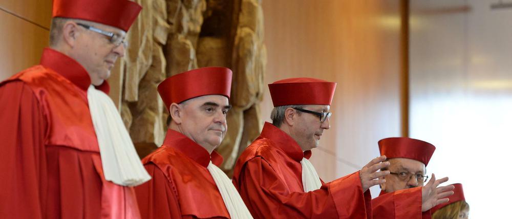 Der Zweite Senat des Bundesverfassungsgerichts in Karlsruhe. Gegen die Richter Peter M. Huber (links) und Peter Müller (2.v.l.) haben die NPD-Anwälte Befangenheitsanträge gestellt.