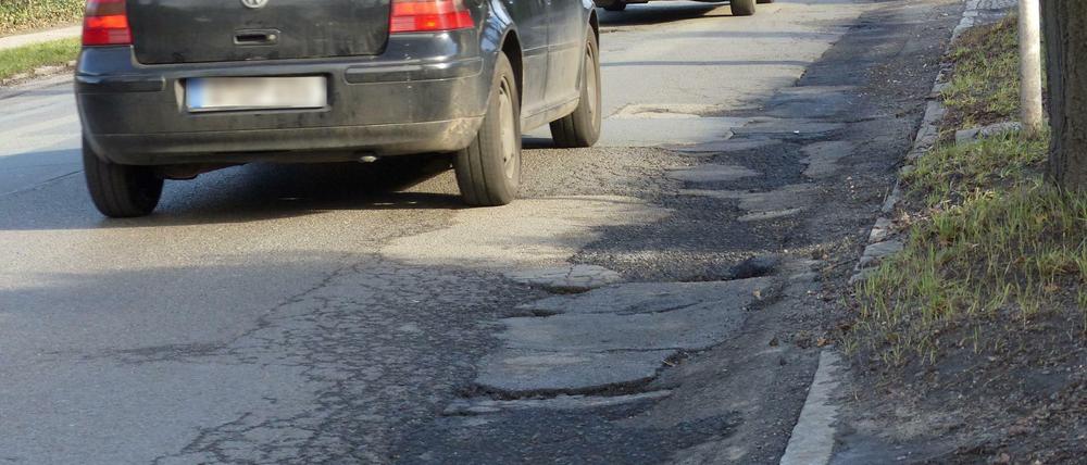 Vorgesehen ist eine Grundinstandsetzung der Fahrbahn. Beidseitig werden zudem die Gehwege und Parkplätze neu gebaut