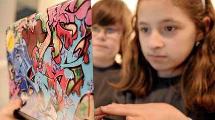 Netzpiloten. Kinder und Jugendliche verbringen viel Zeit mit digitalen Medien. Damit sie davon profitieren, müssen sie Selbstkontrolle und Risikobewusstsein lernen.