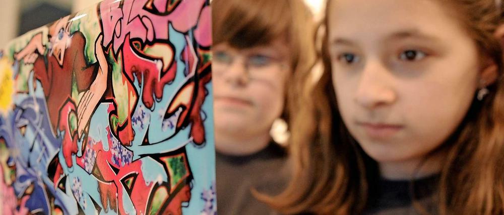 Netzpiloten. Kinder und Jugendliche verbringen viel Zeit mit digitalen Medien. Damit sie davon profitieren, müssen sie Selbstkontrolle und Risikobewusstsein lernen.