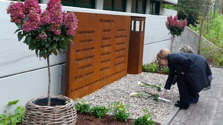 Bundeskanzlerin Angela Merkel bei einem Besuch in Haltern am See am 20. Oktober 2015. Die Bundeskanzlerin legt Blumen vor die Gedenktafel für die bei der Germanwings-Katastrophe verstorbenen Schüler. Die Schule will in diesem Jahr wieder mit Germanwings fliegen. 