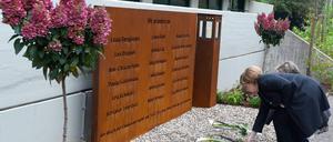 Bundeskanzlerin Angela Merkel bei einem Besuch in Haltern am See am 20. Oktober 2015. Die Bundeskanzlerin legt Blumen vor die Gedenktafel für die bei der Germanwings-Katastrophe verstorbenen Schüler. Die Schule will in diesem Jahr wieder mit Germanwings fliegen. 