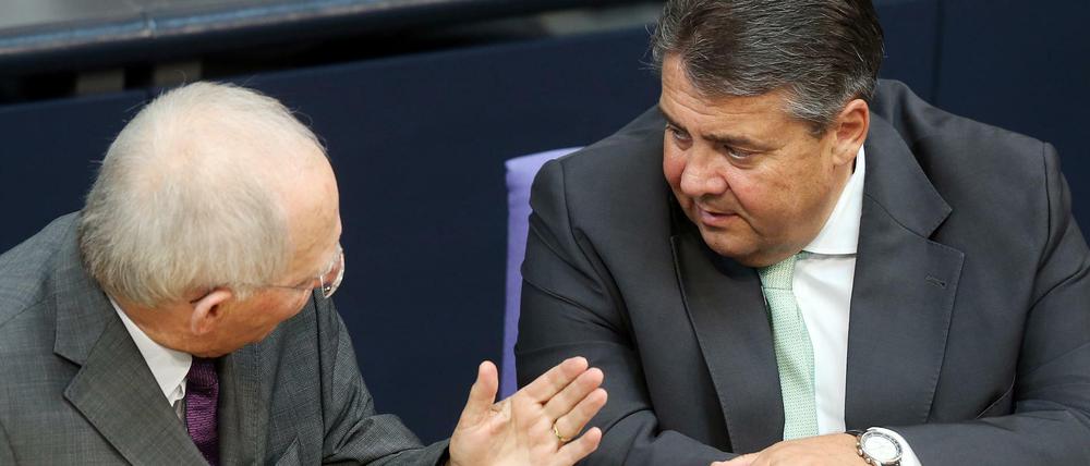 Finanzminister Wolfgang Schäuble und Wirtschaftsminister Sigmar Gabriel im Juni 2015 im Bundestag.