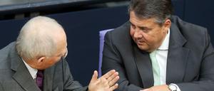 Finanzminister Wolfgang Schäuble und Wirtschaftsminister Sigmar Gabriel im Juni 2015 im Bundestag.