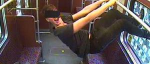 Mit voller Kraft: So hielt die Überwachungskamera in der U-Bahn den jungen Mann beim Randalieren fest.