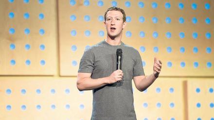 Grauer Star. Mark Zuckerberg trägt stets das gleiche Shirt. „Das spart Zeit“, sagt er und meint: Es gibt Wichtigeres zu tun, als Klamotten aussuchen.