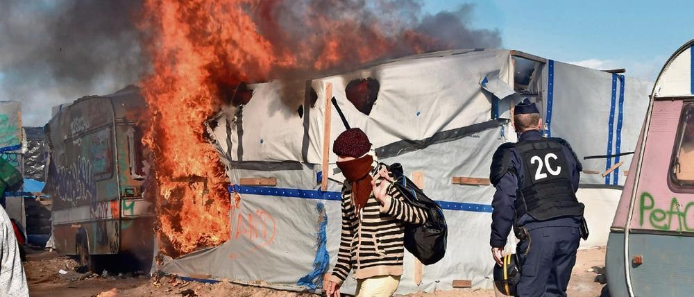 Bei der Teilräumung eines Flüchtlingslager im französischen Calais gab es Krawalle.