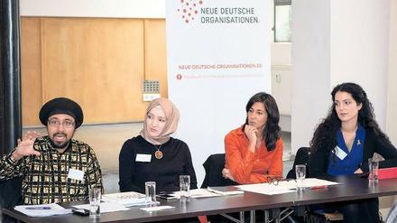 Deutsche Stimmen: Joshua Kwesi Aikins von der Initiative Schwarze Menschen in Deutschland, die Bloggerin Kübra Gümüşay, die Journalistin Sheila Myrosekar und die Bundeswehrsoldatin Nari Reinke (von links nach rechts). 