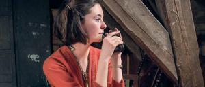 In der Dachkammer. Lea van Acken spielt Anne Frank.