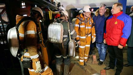 Hilfskräfte am Samstag in der russischen Kohlemine Severnaya in Vorkuta. Nach einer Explosion sind 36 Menschen ums Leben gekommen. 
