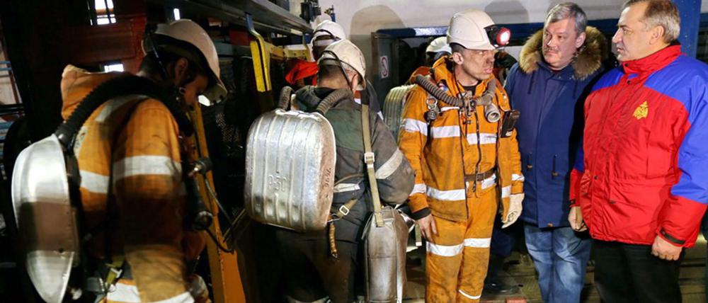 Hilfskräfte am Samstag in der russischen Kohlemine Severnaya in Vorkuta. Nach einer Explosion sind 36 Menschen ums Leben gekommen. 