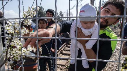 Flüchtlinge an der mazedonisch-griechischen Grenze. 