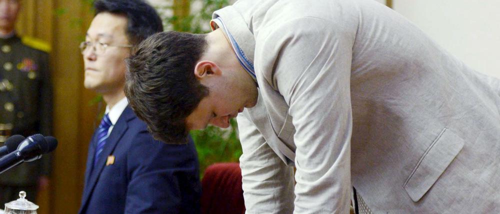 Der in Nordkorea festgenommene US-Student Otto Warmbier verbeugt sich während einer Pressekonferenz in Pjöngjang, auf der er "schwere Verbrechen" zugegeben haben soll.