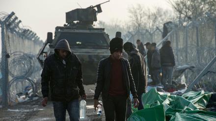 Flüchtlinge am Dienstag an der griechisch-mazedonischen Grenze in der Nähe der Ortschaft Gevgelija