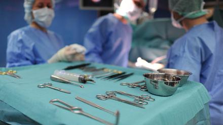 Morgens operiert, abends nach Hause. Die Kliniken haben ihre ambulante Versorgung ausgebaut. Doch an der Zusammenarbeit mit niedergelassenen Ärzten hapert es. 