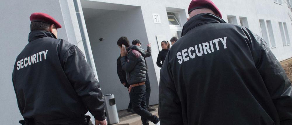 Wachschützer vor einer Flüchtlingsunterkunft.