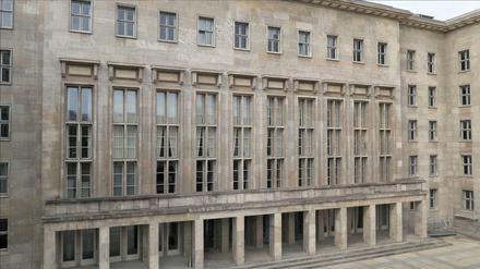 Das ehemalige Reichsluftfahrtmuseum in der Wilhelmsstraße, das den Zweiten Weltkrieg weitgehend unbeschadet überstand, ist heute Sitz des Finanzministers.