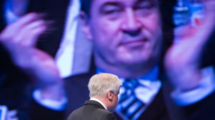 Horst Seehofer, CSU-Parteichef und Bayerns Ministerpräsident, wird von Finanzminister Markus Söder beklatscht - einem möglichen Nachfolger.
