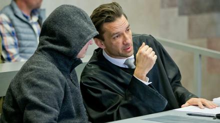 Der wegen Mordes angeklagte Bernd G. (l) unterhält sich am Montag im Sitzungssaal im Landgericht in Ansbach (Bayern) vor Prozessbeginn mit seinem Anwalt Benjamin Schmitt. Der 48-Jährige muss sich in dem Sicherungsverfahren wegen zweifachen Mordes verantworten. 