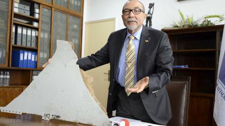 Der Chef des mozambikanischen Civil Aviation Institute, Joao Abreu, zeigt den neuen Fund.