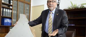Der Chef des mozambikanischen Civil Aviation Institute, Joao Abreu, zeigt den neuen Fund.