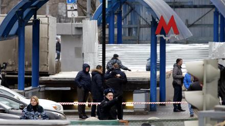 Polizisten in Moskau vor der abgesperrten U-Bahnstation. Hier wurde ein Frau mit einem Kindskopf verhaftet. 
