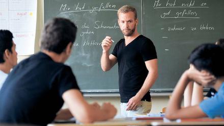 Motivierend vor der Klasse. Die Zukunft braucht Lehrer, die Schüler dabei unterstützen, durch eigenständiges Denken selbstständig zu lernen, sagt Andreas Schleicher. Allein Wissen zu vermitteln reicht nicht aus. 