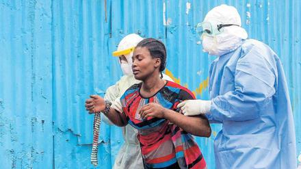 Noch gibt es keine ursächliche Therapie gegen Ebola. Ärzte können nur den Körper beim Kampf gegen das Virus stärken und das Leiden lindern. 