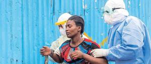 Noch gibt es keine ursächliche Therapie gegen Ebola. Ärzte können nur den Körper beim Kampf gegen das Virus stärken und das Leiden lindern. 