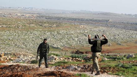 Kämpfer der Ahrar-Souriya-Brigade, die zur oppositionellen Freien Syrischen Armee gehört, patrouillieren während der Waffenruhe in einem hügeligen Gelände nördlich von Aleppo. 