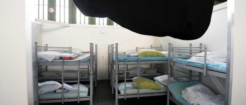 Notunterkünfte wie diese in Tempelhof fördern offenbar die Gewaltbereitschaft, wie die Kriminalitätsstatistik nahelegt.