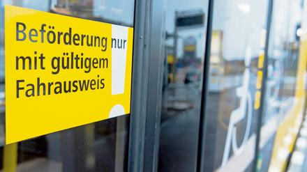 Wer beim Schwarzfahren erwischt wird, muss als Strafe 60 Euro zahlen.