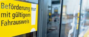 Wer beim Schwarzfahren erwischt wird, muss als Strafe 60 Euro zahlen.