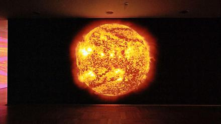 Sonnenbrand. Dieses Video von Katharina Sieverding ist in der Ausstellung zu sehen.